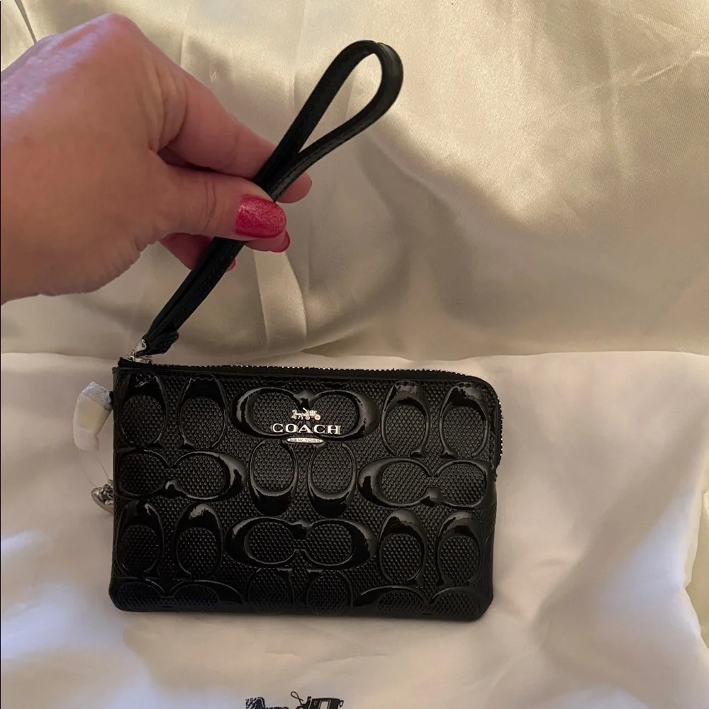 🖤🩶Coach NWT Black Embossed Corner Zip Wristlet In Signature Leather/Heart Charm